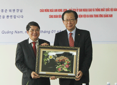 Mr Nguyen Duc Hai gifted a souvenir to Mr Ahan Hong Joon.