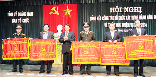 Bí thư Tỉnh ủy Nguyễn Đức Hải trao cờ cho 5 đảng bộ cơ sở đạt trong sạch, vững mạnh tiêu biểu 5 năm (2009 - 2013). Ảnh: XUÂN NGHĨA