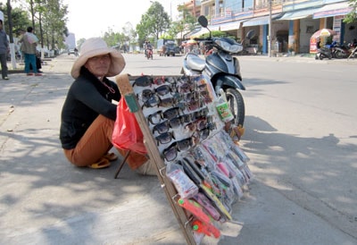 Phút nghỉ ngơi hiếm hoi của những người bán hàng dạo.                                                                                                                            Ảnh: CHÂU NỮ