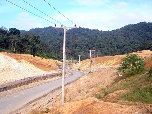 Lưới điện kéo dài từ Nam Giang sang cấp điện cho huyện Đắc Chưng (Lào)