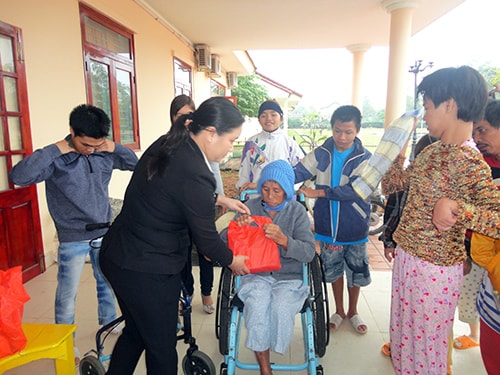 Trao quà Tết tại làng Hòa Bình (Phú Ninh).