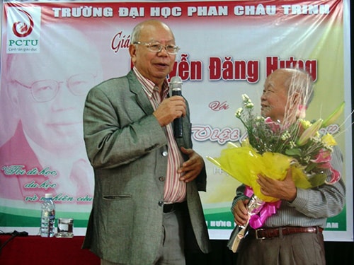 Nhà văn Nguyên Ngọc – chủ tịch Hội Đồng Quản Trị Đại học Phan Châu Trinh tặng hoa GS Nguyễn Đăng Hưng cuối buổi nói chuyện.