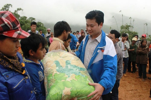 Đoàn tình nguyện trao quà cho người dân xã Trà Nam.Ảnh: NGHIÊM AN