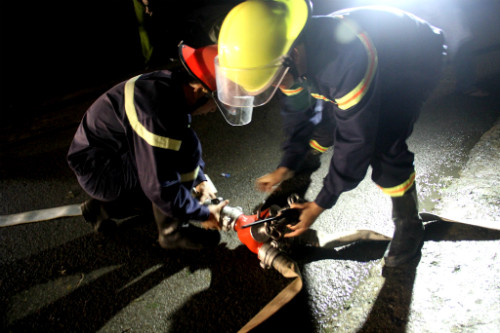 Lực lượng PCCC, Công an tỉnh tham gia chữa cháy.