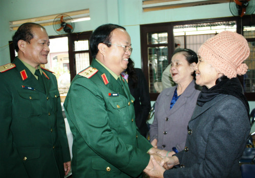 Trung tướng Đào Duy Minh, Phó Chủ nhiệm Tổng Cục Chính trị thăm hỏi sức khỏe Bà Mẹ VNAH tại Trung tâm nuôi dưỡng, điều dưỡng người có công cách mạng tỉnh Quảng Nam.