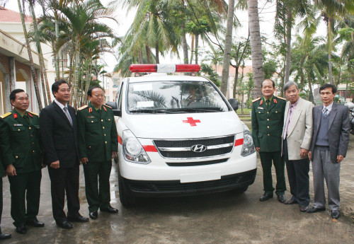 Trung tướng Đào Duy Minh tặng xe cứu thương cho Trung tâm nuôi dưỡng, điều dưỡng người có công cách mạng tỉnh Quảng Nam.