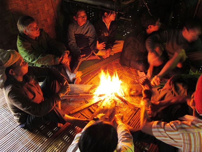 Những ngày giá lạnh, đồng bào thôn Tà Vàng (Tây Giang) tập trung sưởi ấm và nghe già làng kể chuyện.