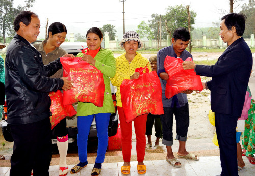 Đại diện Ban Biên tập và Công đoàn Báo Quảng Nam tặng quà nhân dân xã Trà Kót.