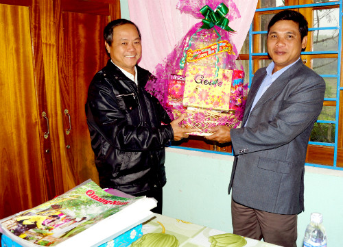 Đại diện Ban Biên tập Báo Quảng Nam trao quà và ấn phẩm đặc biệt Báo Quảng Nam xuân Giáp Ngọ - 2014 cho lãnh đạo xã Trà Kót.