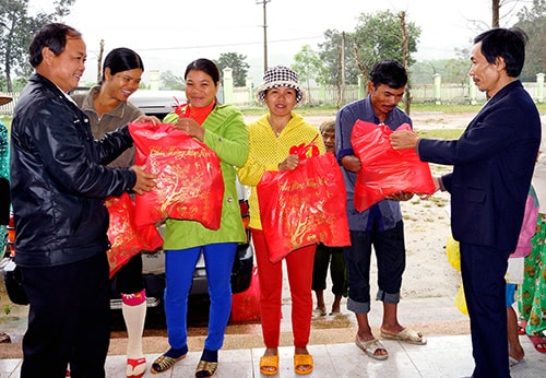 Đại diện Ban Biên tập Báo Quảng Nam trao quà tết cho nhân dân xã Trà Kót. Ảnh: PHƯƠNG THẢO