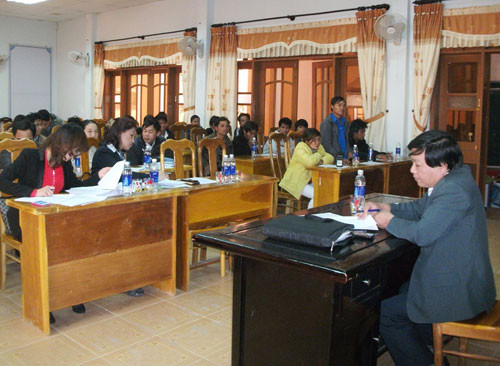 Huyện Tây Giang vừa có cuộc đối thoại với các bên liên quan về xuất khẩu lao động.                                                                                 Ảnh: V.HÀO