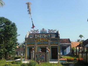 A Lunar New Yeardent of a temple pole in the front gar.