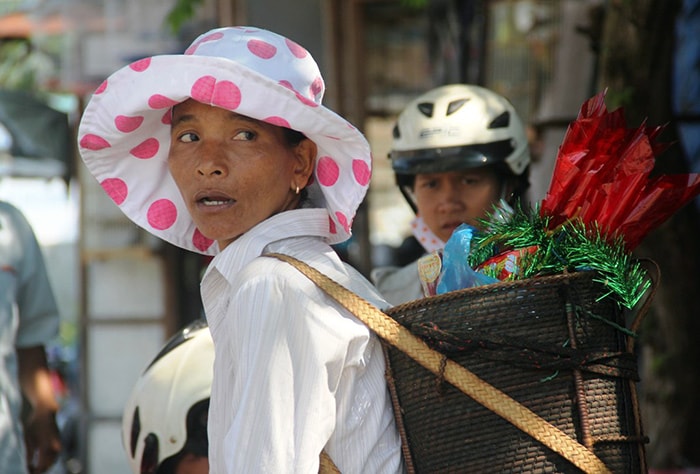 Một cụ bà ở xã Zà Hung sắm hàng Tết sớm.