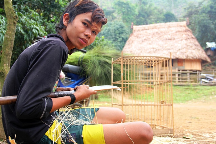 “Ngày Tết, em treo lồng chim trước nhà cho vui” - vừa hoàn tất công đoạn làm lồng chim, em Alăng Trách ở thôn La Đàng (xã Jơ Ngây) nói. 