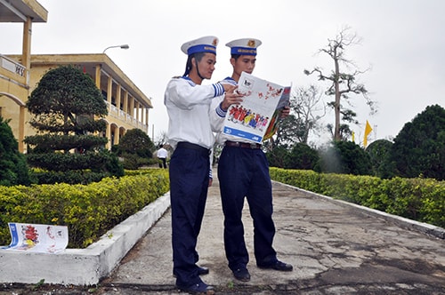 Món quà tinh thần từ đất liền với lính đảo Cồn Cỏ. Ảnh: THANH MINH