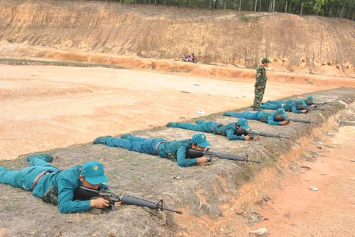 Lực lượng tự vệ Đội truyền tải điện Tam Kỳ vào mùa huấn luyện. Ảnh: Đ.N