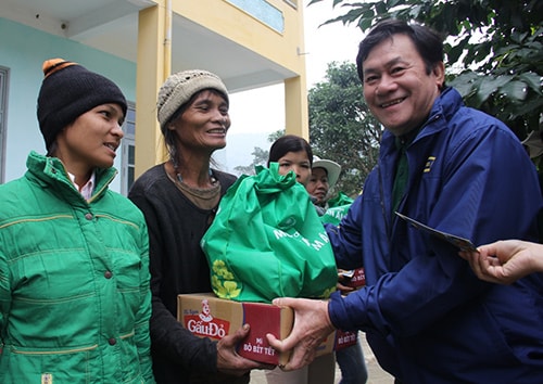 Lãnh đạo Công ty TNHH Nhà máy bia Việt Nam (VBL) tặng quà cho 70 hộ nghèo xã La Dêê và xã Đắc Tôi (Nam Giang)