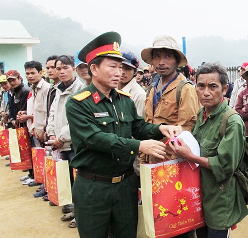 Đại tá Đoàn Thế Tùng - Phó Chính ủy Bộ Chỉ huy Quân sự tỉnh tặng quà cho ông Nguyễn Thanh Làng (58 tuổi, trú thôn 2, xã Trà Vinh, Nam Trà My). Ảnh: X.NGHĨA