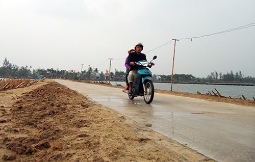 Tuyến đường nối với Hà Mỹ đem đến cho thôn Đông Bình một mùa xuân mới ngập tràn niềm vui.  Ảnh: VĂN HÀO