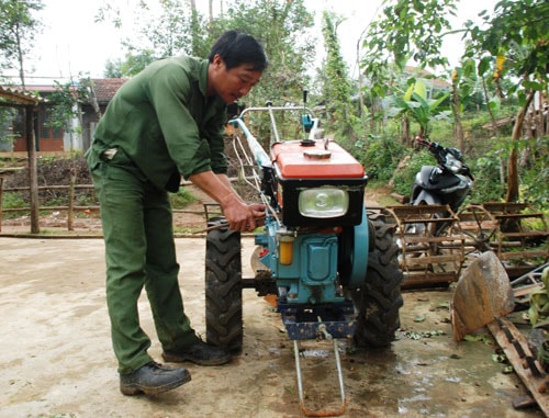 Ông Thái Văn Lựu bên chiếc máy cày cầm tay, ông đã thoát nghèo nhờ sự hỗ trợ tích cực của Nhà nước.Ảnh: Đ.Đ