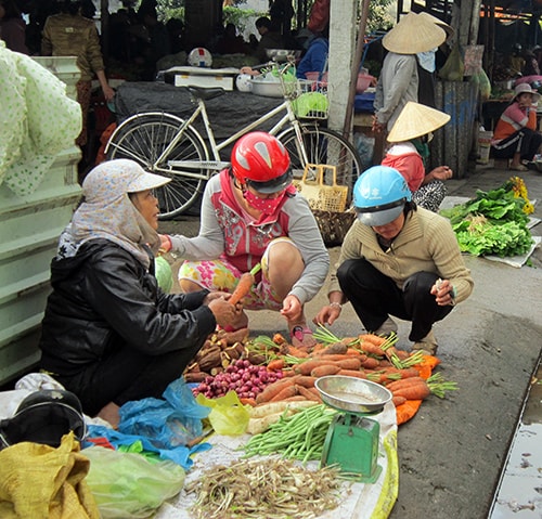 Chị Tuyết (Bà Bầu, Núi Thành) bán hành kiệu để có tiền sắm tết. Ảnh: C.N