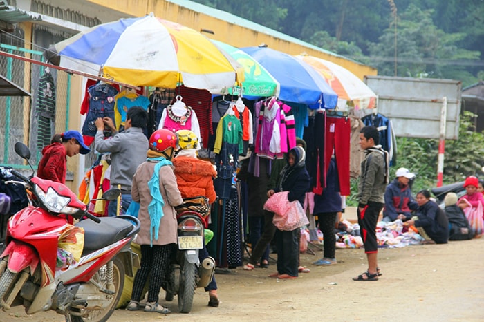 Gian hàng áo quần cũng thu hút đồng bào.