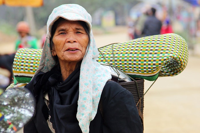 Cụ Coor Thị Dam, ở xã Chà Vàl trở về sau buổi đi sắm hàng Tết. “Chưa mua được gì. Chỉ sắm chiếu với mấy thứ linh tinh thôi!”, cụ Dam nói.