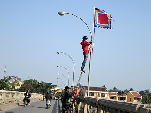 Treo cờ trên Cầu Cẩm Nam.