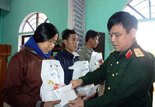 Trung tướng Lê Chiêm tặng quà tết cho đồng bào nghèo đảo Cù Lao Chàm, TP.Hội An.