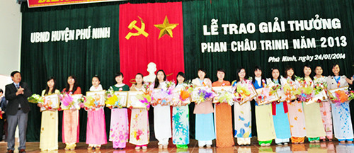 Các em sinh viên nhận giải thưởng Phan Châu Trinh.
