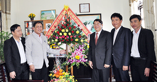 Bí thư Tỉnh ủy Nguyễn Đức Hải tặng hoa, chúc mừng Ban giám hiệu, thầy cô trường THPT Chuyên Nguyễn Bỉnh Khiêm sáng 25.1.