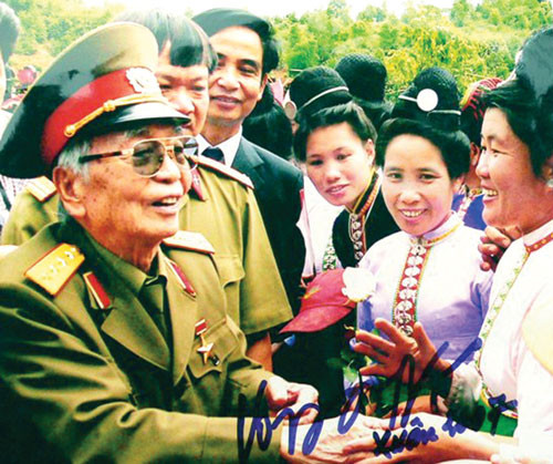 Đại tướng Võ Nguyên Giáp gặp lại bà con Điện Biên sau 50 năm Chiến thắng Điện Biên Phủ.Ảnh tư liệu