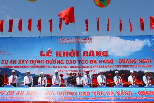 Lễ khởi công đường cao tốc Đà Nẵng - Quảng Ngãi ngày 19.5.2013 tại thôn Kỳ Long (Điện Thọ, Điện Bàn). Công trình có tổng vốn đầu tư 1,472 tỷ USD.                                                                                                                                                                                                     Ảnh: XUÂN NGHĨA