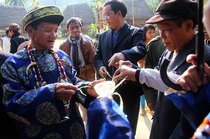 Nhúng lễ vật vào chén nước trong, rửa sạch mọi điều không may mắn để cầu thần linh năm mới an lành.