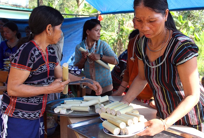 Hội đâm trâu kết thúc, phụ nữ Cơ Tu trở lại với công việc dọn cơm lam, thịt xông khói mời khách.