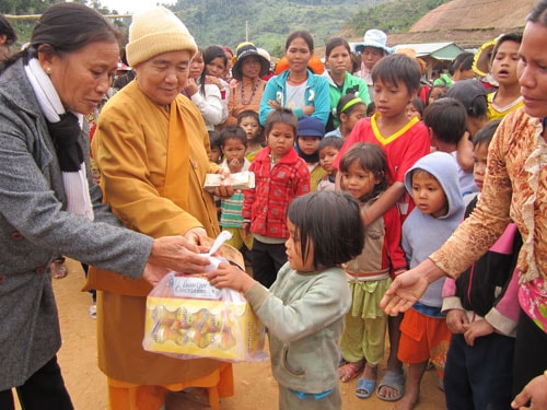 Ni trưởng Thích Nữ Ánh Liên giàu lòng thiện nguyện đối với người nghèo khó.                                                                                                                                                                         Ảnh: HÀN Giang