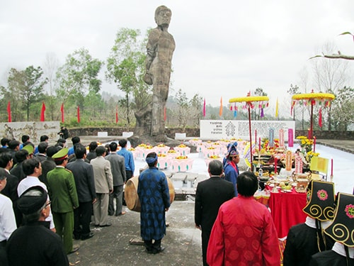 Quang cảnh lễ tế vong linh các chiến sĩ cách mạng kiên trung.