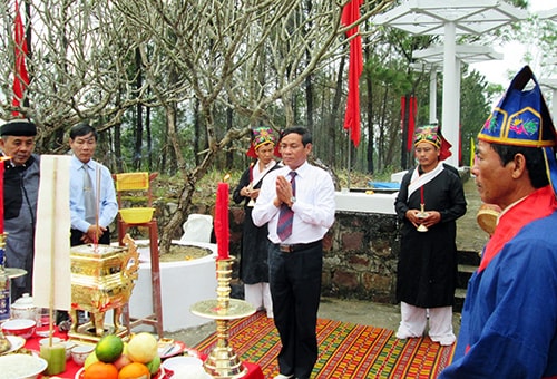 Lãnh đạo huyện Duy Xuyên dâng hương.