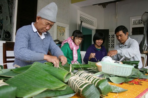 Gói bánh tét ngày xuân.