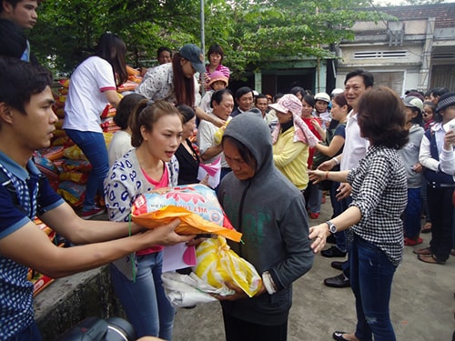 Mỹ Tâm trao quà tết.