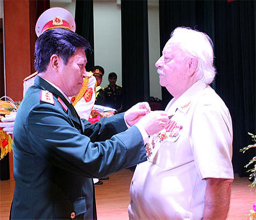 Kostas Sarantidis Nguyễn Văn Lập được trao tặng danh hiệu Anh hùng Lực lượng vũ trang nhân dân Việt Nam.