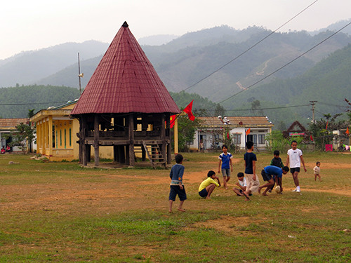 Thanh niên làng Yều vẫn vui chơi tại gươl làng mặc cho một cái tết nghèo đang đến gần.