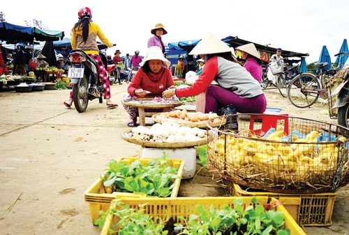 Mạng lưới chợ nông thôn hình thành giúp người dân gần hơn với thị trường.Ảnh: PHƯƠNG THẢO