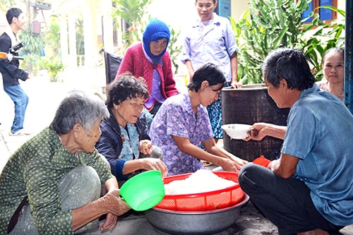 Không khí rộn ràng gói bánh tét tại Trung tâm Xã hội Quảng Nam.