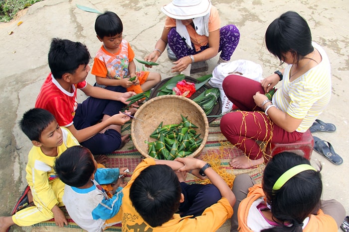 Người dân vùng cao làm bánh sừng trâu đón Tết.