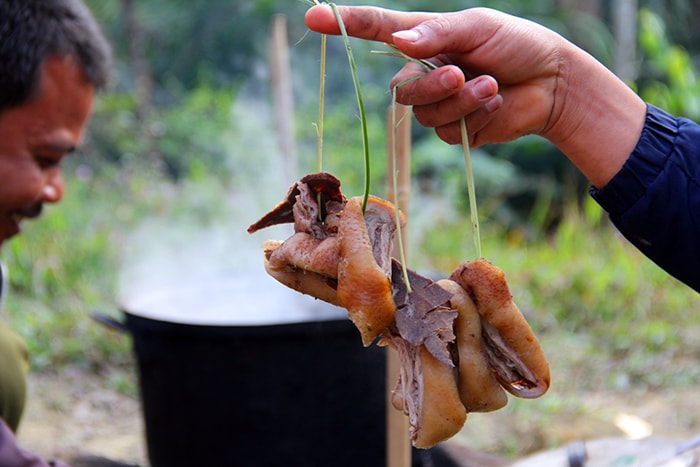 Chia thịt heo cho người thân - một nét đẹp trong đời sống của đồng bào vùng cao.