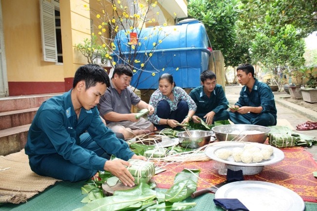 Ở huyện đảo Trường Sa, gói bánh chưng bằng lá bàng vuông rất phổ biến do lá dai, để lại màu bánh chưng xanh biếc. Ảnh: Hà Anh Chiến