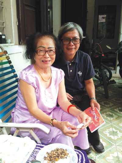 Hà Khánh Linh (bên trái) và tác giả.