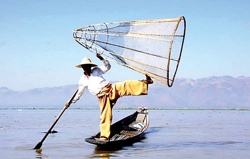 Cách bắt cá trên hồ Inle (Myanmar).