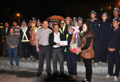 Lãnh đạo Công ty TNHH MTV Môi trường đô thị Quảng Nam, Chi cục Bảo vệ môi trường tỉnh trao quà cho công nhân.